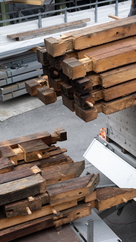 Gässli 5 – Die Balken vom Strickbau aufgestapelt nach dem Rückbau. – Allen + Crippa